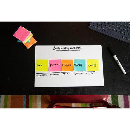 A Post-it® note pad (76mm x 127mm, 100 sheets, 100% PEFC) from 3M Deutschland GmbH lies on a black desk with notes labeled with preposition, adjective, noun, adverb, and verb; also pictured are a marker and a keyboard.