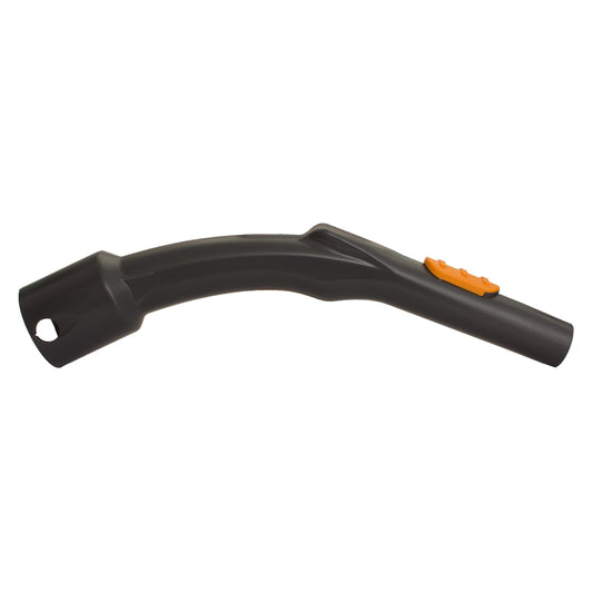 Der TASKI AERO Rohrbogen von Diversey Deutschland GmbH & Co. OHG ist ein schwarzer Ersatzrohrbogen, kompatibel mit TASKI Aero und Aero BP Staubsaugern. Die Packung enthält 1 Stück. Abgebildet auf weißem Hintergrund mit orangefarbener Knopfleiste.
