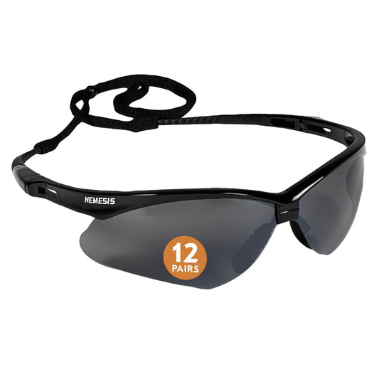 KleenGuard® V30 Nemesis™ Schutzbrille von Kimberly-Clark GmbH mit Smoke Spiegel-Gläsern, schwarzem Rahmen und "NEMESIS"-Aufdruck. Im Karton: 12 Brillen (1 Box), runder oderanger Aufkleber auf einem Glas mit "12 PAIRS".
