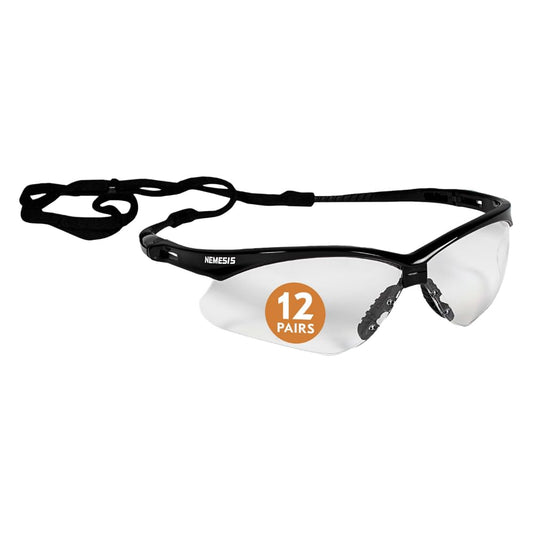 Ein Karton (12 Paar) der Kimberly-Clark GmbH KleenGuard® V30 Nemesis™ Schutzbrille mit beschlagfreier Beschichtung, transparenten Gläsern und schwarzem Rahmen. Auf dem Bügel ist "NEMESIS" aufgedruckt.