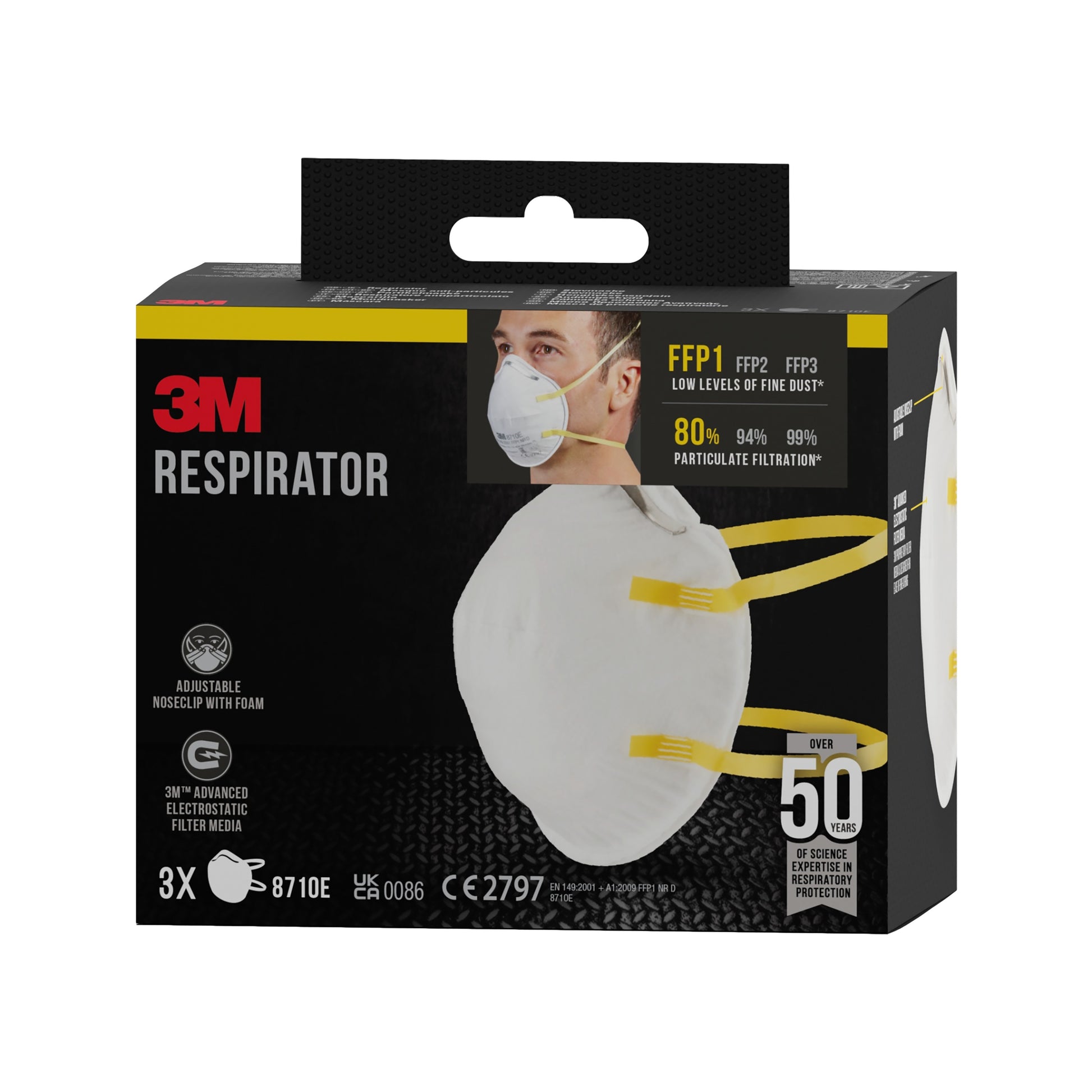Eine schwarze Schachtel der 3M™ Partikelmaske 8710E, FFP1, ohne Ventil von 3M Deutschland GmbH mit dem Bild eines Mannes, der die Maske trägt; der Text hebt die 80%-99%ige Partikelfiltration und eine Packung mit über 50 Masken hervor.