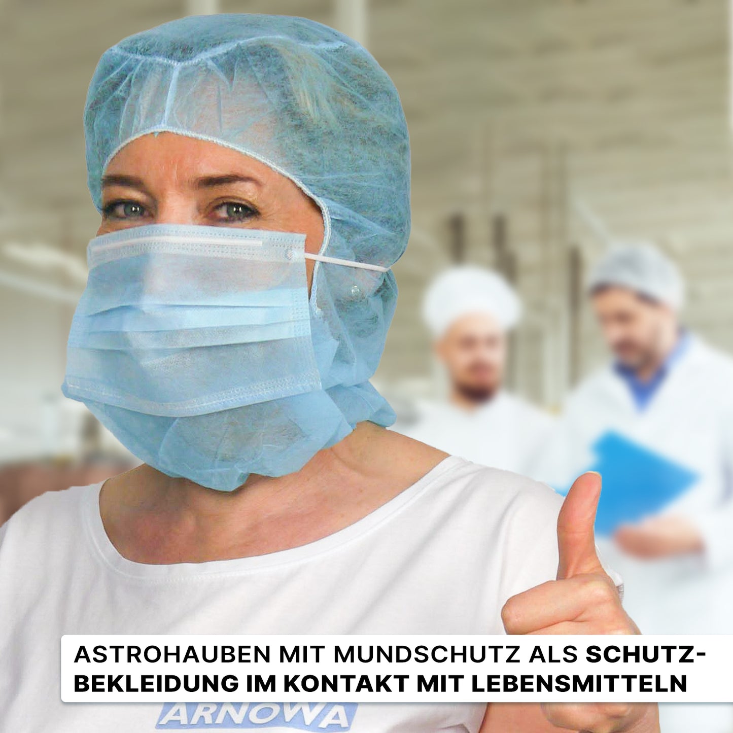 Eine Frau in Weiß, die den ARNOMED COVER PP-ASTROHAUBE MIT 2-LAGIGEM MUNDSCHUTZ der ARNOWA GmbH trägt, zeigt den Daumen nach oben; hinter ihr sind zwei Personen in weißen Uniformen unscharf zu erkennen. Der deutsche Text handelt von Schutzkleidung für den Kontakt mit Lebensmitteln.