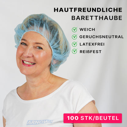 Eine Frau in einem hellblauen ARNOMED COVER PP-BARETTHAUBE der ARNOWA GmbH lächelt in die Kamera. Der Text hebt die hautfreundlichen, weichen, geruchsneutralen, latexfreien und reißfesten Eigenschaften hervor. Etikett: "100 STK/Beutel" - ideal für den Hygienebereich.