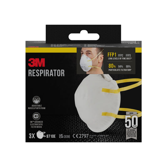 Eine schwarze Schachtel der 3M™ Partikelmaske 8710E, FFP1, ohne Ventil (von 3M Deutschland GmbH) zeigt eine Person, die die Maske trägt. Die Verpackung hebt den FFP1-Schutz hervor und enthält drei Masken mit 80-99 % Filtration für bis zu 50 Anwendungen.