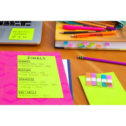 Auf einem Studientisch liegen Bücher, Stifte, eine pinke Mappe mit dem Terminplan für die Abschlussprüfungen auf Neonpapier und Post-it® Super Sticky Notes im Großformat (101 mm x 101 mm, 70 Blatt/Block, 100% PEFC) von 3M Deutschland GmbH, alles fein säuberlich auf Holz angeordnet.