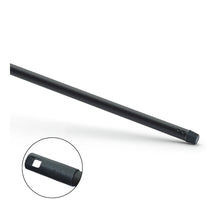 Der schwarze, gerippte Nölle Profi Brush Metallstiel kunststoffummantelt mit Gewinde von Nölle Profi Brush Bürsten- & Pinseltechnik e.K. verfügt über ein Gewinde und eine rechteckige Aussparung in der Nähe der Spitze, die mit einer Nahaufnahme von Details gezeigt wird.