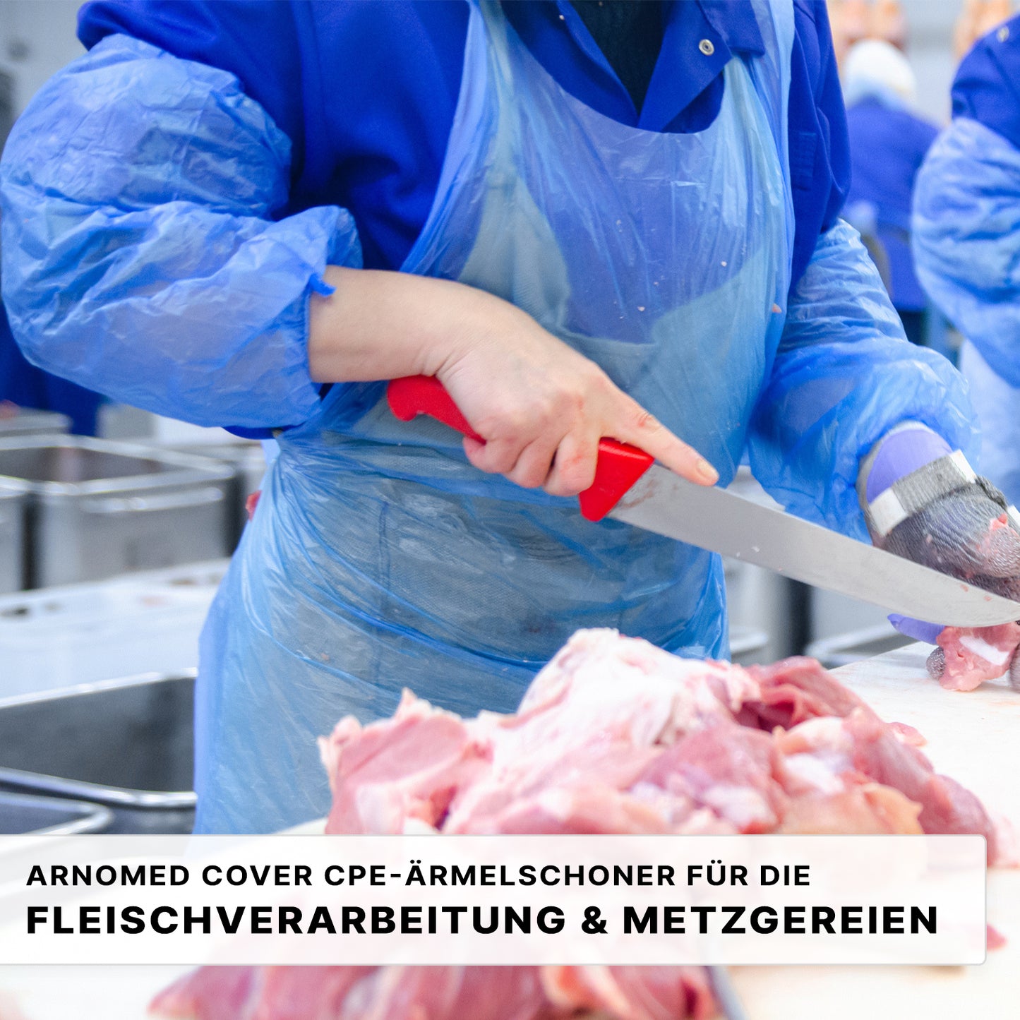 Eine Person trägt ARNOMED Xtra Strong PE-Ärmelschoner von ARNOWA GmbH und Einweg-Handschuhe, während sie mit einem großen Messer rohes Fleisch schneidet. Für Metzgereien und die Fleischverarbeitung empfohlen.