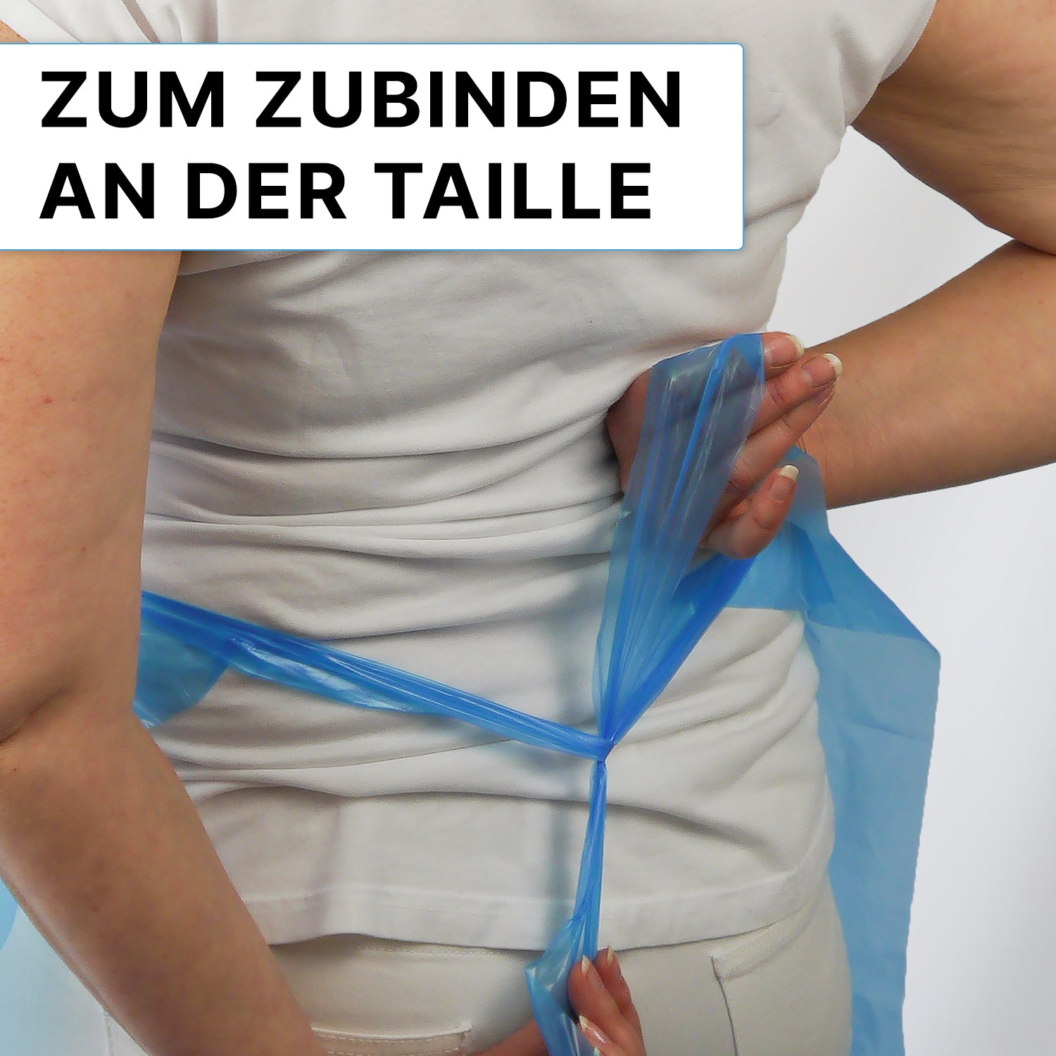 Eine Person in einem weißen Hemd bindet sich eine ARNOMED COVER PE-SCHÜRZE Einmalschürze (18µ, ARNOWA GmbH) um die Taille; der Text darüber lautet "Zum Zubinden an der Taille".