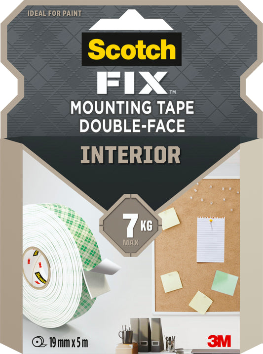 Gezeigt wird eine Verpackung von Scotch-FIX™ Doppelseitiges Innenmontageband der 3M Deutschland GmbH mit einer Rolle Klebeband, einer Pinnwand mit Papieren und Details wie 7 kg Maximalgewicht und 19 mm x 5 m Größe.
