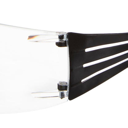 Close-up of the hinge area where a clear plastic lens meets a black arm of the 3M™ SecureFit™ reading safety glasses from 3M Deutschland GmbH, highlighting connection and design details.