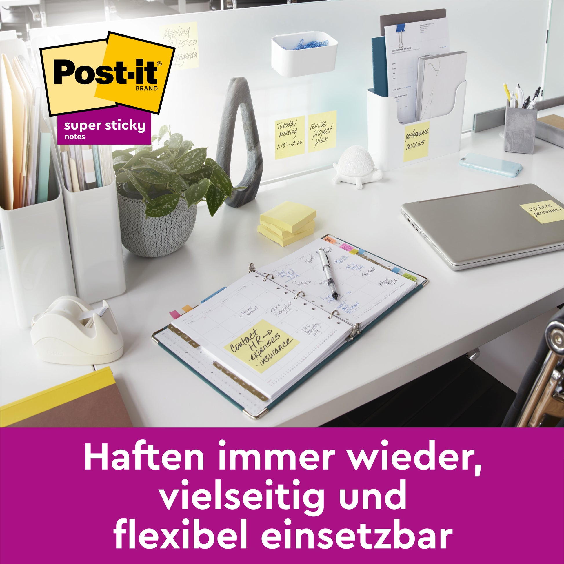 Ein moderner Bürotisch mit Laptop, Planer, Pflanze, Klebebandabroller und Büromaterialien zeigt mehrere gelbe 3M Deutschland GmbH Post-it® Super Sticky Notes (76 mm x 76 mm, 45 Blatt/Block, 100% PEFC), die an Gegenständen befestigt sind. Deutscher Text in einem lila Banner darunter.