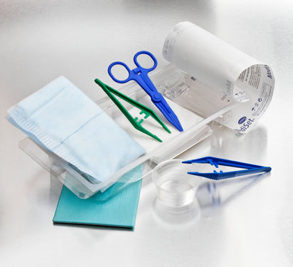Das Wundversorgungs-Set II CPT st der Paul Hartmann AG enthält eine blaue Schere, eine farbige Pinzette, Gaze, eine Unterlage, einen Becher und eine durchsichtige Schale - ideal für die effiziente Wundversorgung und übersichtlich verpackt in einer Packung (1 Stück).