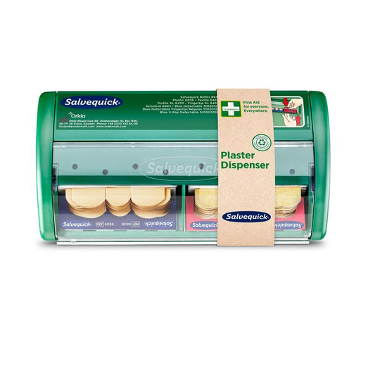 Der Salvequick Pflasterspender von Orkla Wound Care AB ist ein grüner Pflasterspender mit transparenter Vorderseite, mit zwei Fächern für Pflaster und einem braunen Etikett auf der rechten Seite mit der Aufschrift "Pflasterspender". Packung (1 Stück).