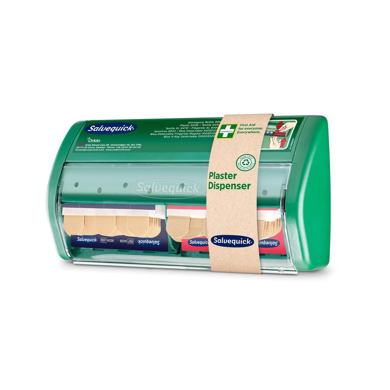 Der Orkla Wound Care AB Salvequick Pflasterspender | Packung (1 Stück) ist ein grüner, transparenter Spender für Pflasterverbände mit einer beigen "Pflasterspender"-Papierbanderole, der für einen schnellen und einfachen Pflasterzugang konzipiert ist.
