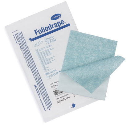 Eine Packung der Paul Hartmann AG Foliodrape OP-Klebestreifen 10x50 (Packung, 115 Stück) liegt neben zwei ungefalteten blau-weißen Tüchern für die Fixierung von OP-Abdeckungen in sterilen Operationsumgebungen.