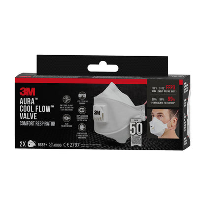 Eine schwarz-rote Schachtel der 3M™ Aura™ Comfort Cool Flow™ Partikelmaske 9332+ FFP3 von 3M Deutschland GmbH zeigt die weiße Maske und einen Benutzer und hebt die FFP3-Filtration, den 50 % geringeren Ausatemwiderstand und 2 Masken pro Packung hervor.