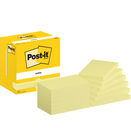Eine 3M Post-it® Notes Box (gelb, 76 x 127 mm, 12 Blöcke à 100 Blatt, Kartonverpackung, 100% PEFC) wird geöffnet gezeigt, daneben liegen saubere Stapel rechteckiger gelber Zettel.