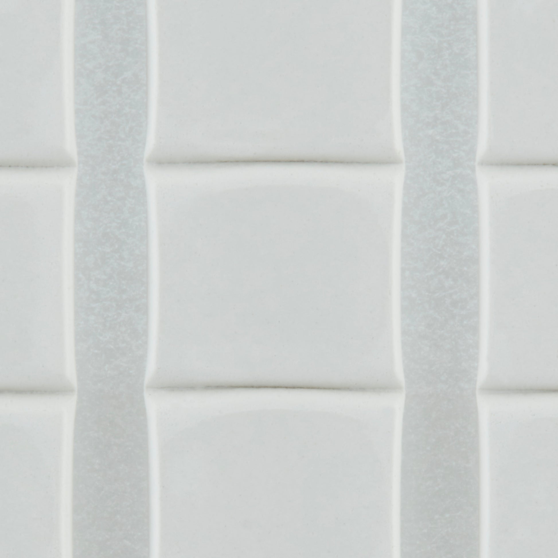 Eine Nahaufnahme zeigt die feine Struktur der Scotch-FIX™ Ablösbare Klebepads 301008C36-P (11 mm x 15 mm, 36 Stück/Packung) der 3M Deutschland GmbH mit ihrem weißen, glänzenden, rechteckigen Design und den leicht erhabenen Kanten.