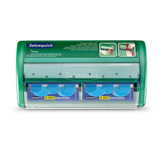 Der Salvequick röntgendetektierbarer Pflasterspender von Orkla Wound Care AB lässt sich an der Wand befestigen, enthält 2x30 blaue, röntgendetektierbare Pflasternachfüllungen, verfügt über transparente Paneele, um den Inhalt zu zeigen, und hat eine Gebrauchsanleitung auf der Oberseite.