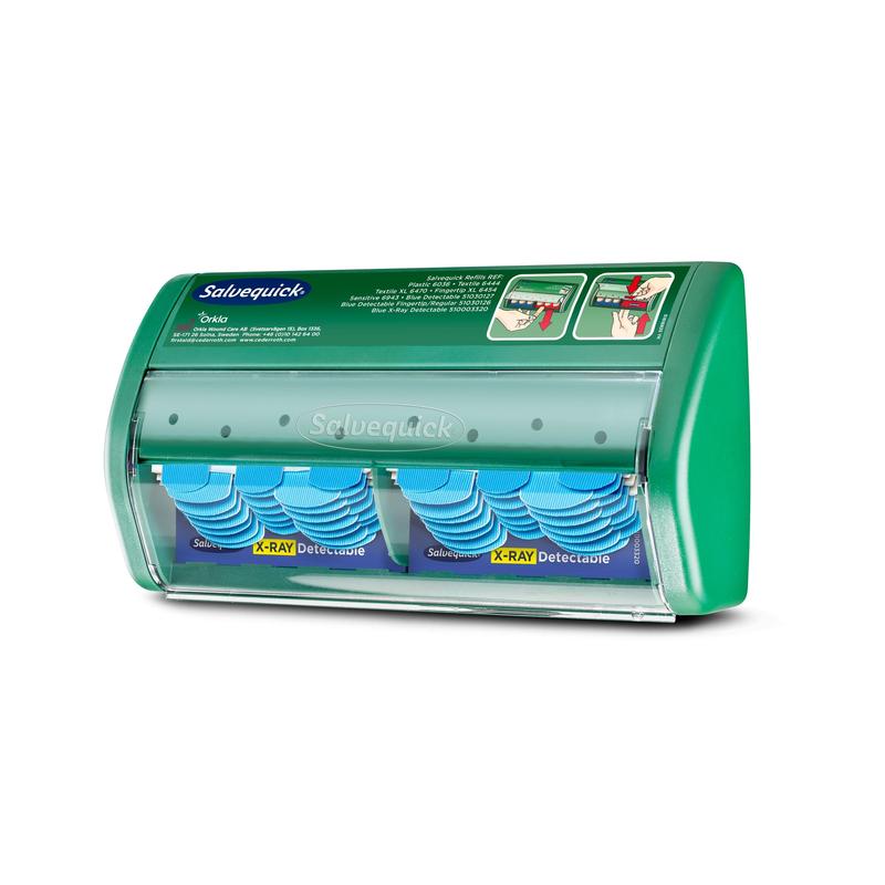 Der Salvequick röntgendetektierbarer Pflasterspender von Orkla Wound Care AB enthält zwei Reihen blauer, röntgendetektierbarer Pflasternachfüllungen (2x30) in einem transparenten Spender mit Anleitung und Branding auf der Oberseite.