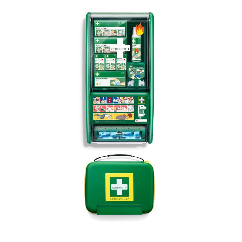Ein grünes Orkla Wound Care AB Cederroth First Aid & Burn Station Set DIN 13157 (91 Teile, 22,7 x 29,4 x 57,2 cm) ist an der Wand montiert und enthält Zubehör und eine bebilderte Anleitung. Darunter befindet sich ein grüner Cederroth-Verbandskasten mit einem gelben Griff.