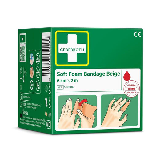 Eine grüne Schachtel mit der Aufschrift "Cederroth weichschaumbinde beige 6 cm x 2m | Packung (1 Stück)" von Orkla Wound Care AB zeigt Abbildungen von Handverbänden, ein rotes Tropfensymbol, Symbole und seitliche Kontaktangaben.