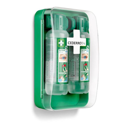 Der Cederroth Augenspülschrank 1x1 von Orkla Wound Care AB enthält zwei durchsichtige Augenspülflaschen mit grünen Kappen und einer bebilderten Gebrauchsanweisung, die durch eine durchsichtige Schutzhülle geschützt sind - ein unverzichtbares Notfall-Augenspülset.