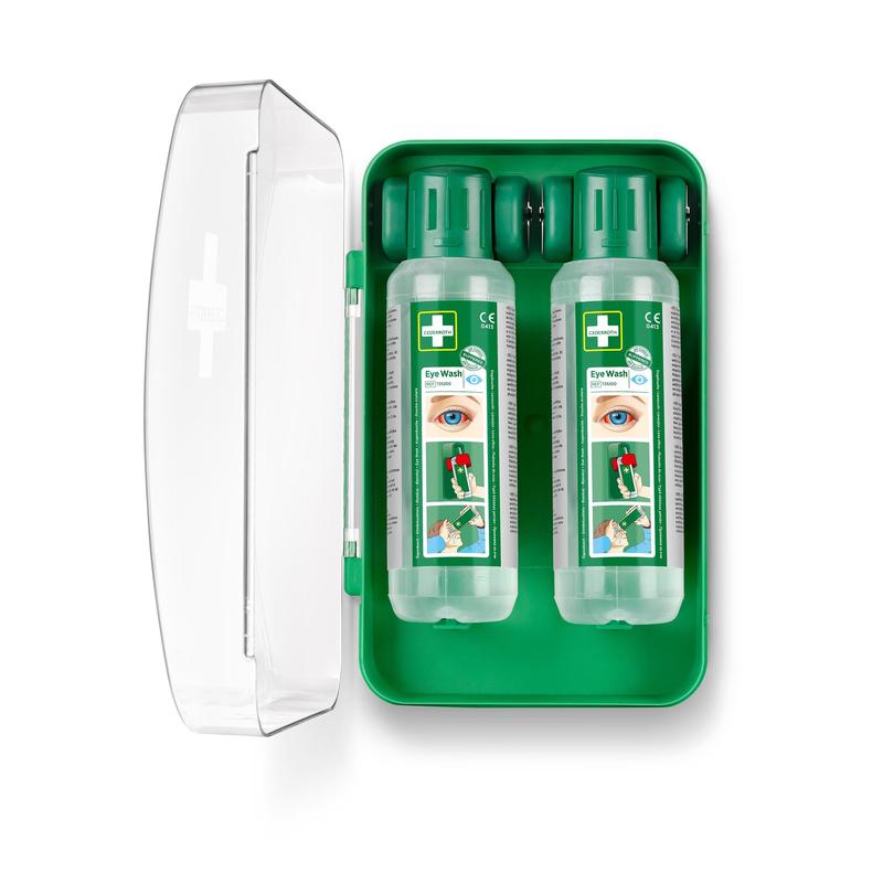 Der Cederroth Augenspülschrank 1x1 von Orkla Wound Care AB ist ein grüner Kunststoffkoffer mit einem transparenten Deckel, der zwei "Eye Wash"-Flaschen enthält, die jeweils mit einem Augensymbol, einer Anleitung und einem weißen Kreuz beschriftet sind - ideal für jede Erste-Hilfe-Ausrüstung.