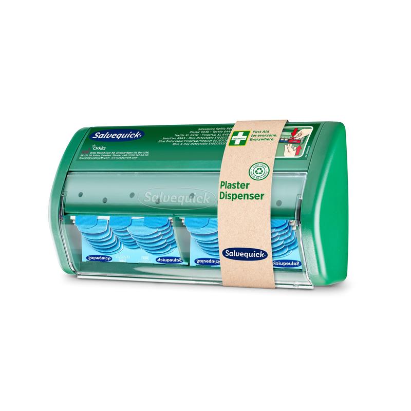 Ein transparenter, grüner Salvequick Pflasterspender von Orkla Wound Care AB, der blaue, detektierbare Pflaster enthält. Auf der Vorderseite befindet sich eine Produktinformation und eine beigefarbene Banderole mit der Aufschrift "Pflasterspender". Packung (1 Stück).