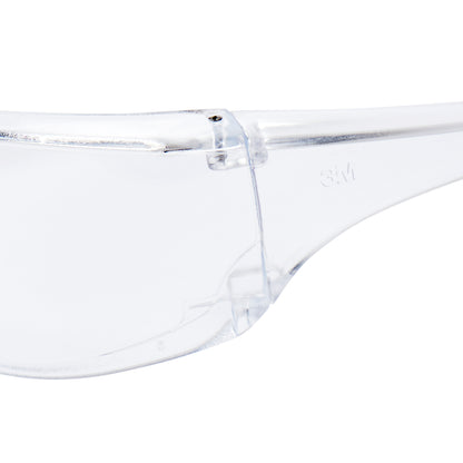 Nahaufnahme der 3M™ Virtua™ Schutzbrille AP der 3M Deutschland GmbH mit transparenter Klarsichtscheibe und dezentem Logo auf dem Bügel, die zuverlässigen Augenschutz bietet.