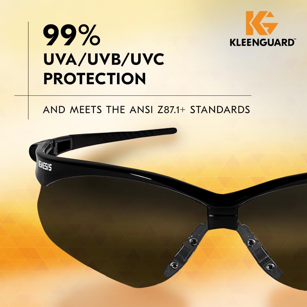 Abgebildet ist eine Schachtel mit 12 KleenGuard® V30 Nemesis™ Rauchspiegel-Schutzbrillen der Kimberly-Clark GmbH mit den Angaben "99 % UVA/UVB/UVC-Schutz" und "Erfüllt ANSI Z87.1+". Das Logo der kratzfesten Schutzbrille erscheint oben rechts.