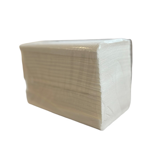 Ein Karton Altruan NORD Papierhandtücher, 2-lagig, V-Falz, 3.990 Blatt (15 Packungen), weiß und rechteckig, in klarer Kunststoffverpackung auf schlichtem weißen Hintergrund.