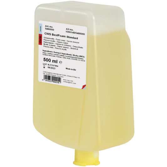 Ein 500-ml-Behälter aus durchsichtigem Kunststoff mit CWS Seifenschaum BestFoam Standard mit weißem Etikett, gelber Flüssigkeit und mehrsprachigen Produktinformationen für optimale Handhygiene. Marke: CWS.