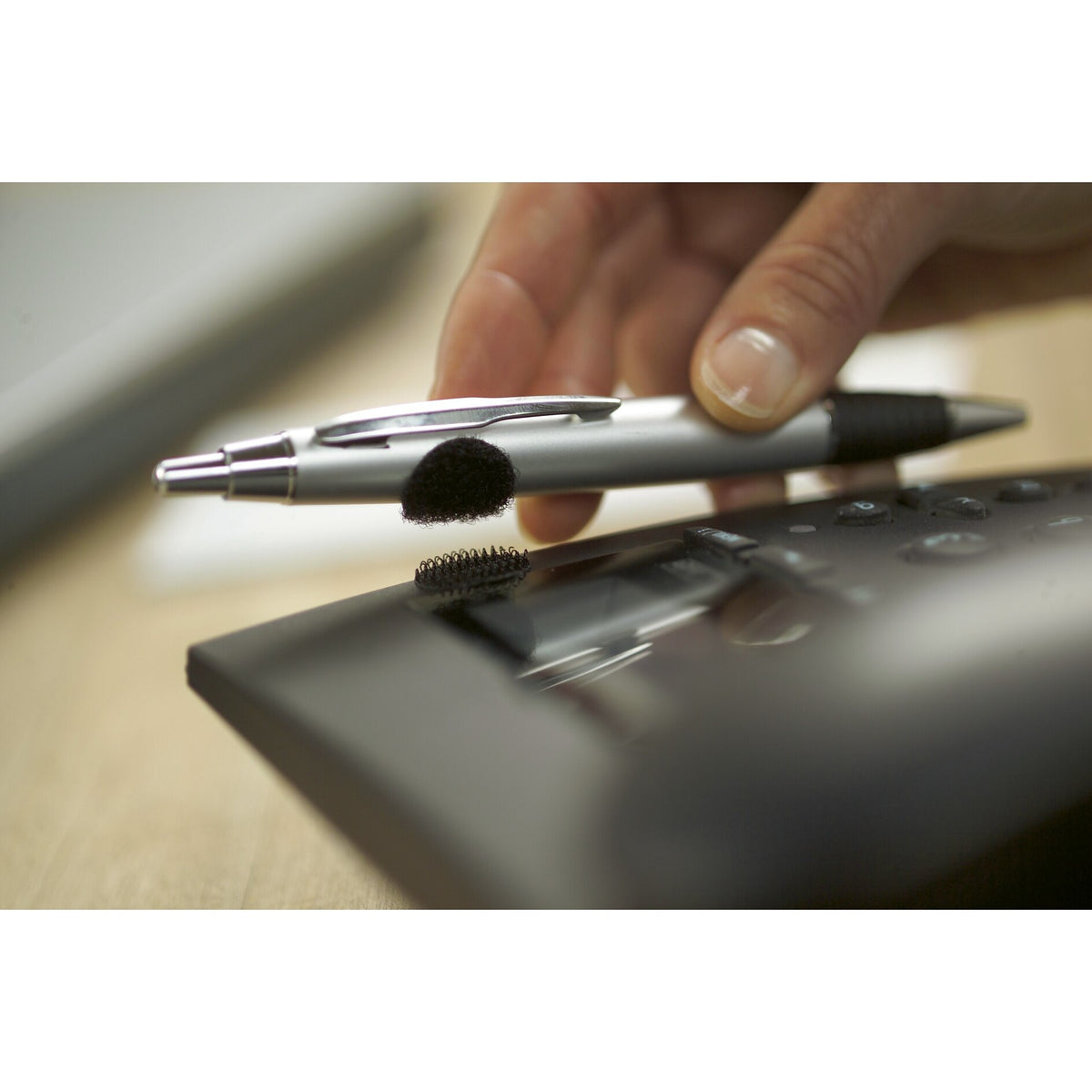 tesa On & Off Klettpunkte zum Aufkleben – Anwendung