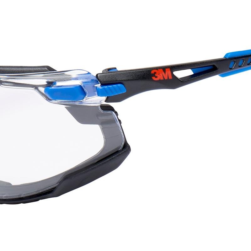 Close-up of the side of the 3M™ Solus™ Safety Glasses 1000, safety glasses with clear lenses, black and blue frame, blue adjustable temples, red "3M" logo on the temple, and attachable foam gasket from 3M Deutschland GmbH.