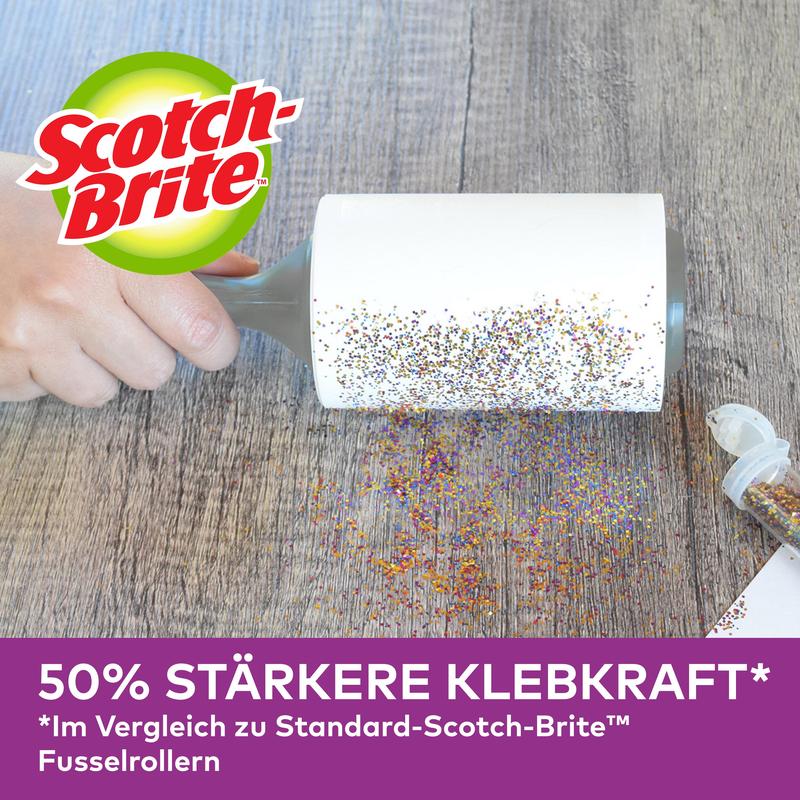 A hand uses the Scotch-Brite™ Pet Extra Sticky* Replacement Roll for Pet Hair (48 sheets, 1/pack) from 3M Deutschland GmbH to remove spilled glitter from wood. An open glitter container is nearby. "50% stronger adhesive power" compared to the standard rolls shown below.
