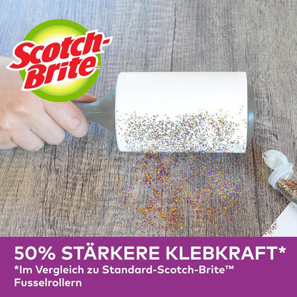 A hand uses the Scotch-Brite™ Pet Extra Sticky* Replacement Roll for Pet Hair (48 sheets, 1/pack) from 3M Deutschland GmbH to remove spilled glitter from wood. An open glitter container is nearby. "50% stronger adhesive power" compared to the standard rolls shown below.