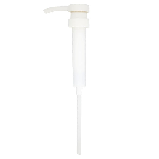 Eine weiße Kunststoff-Handpumpe für 5L Kanister (1 Stück, 1ml Hub) von Diversey Deutschland GmbH & Co. OHG, ideal für die direkte Handdosierung, mit langem Tauchrohr und fotografiert auf einem schlichten weißen Hintergrund.
