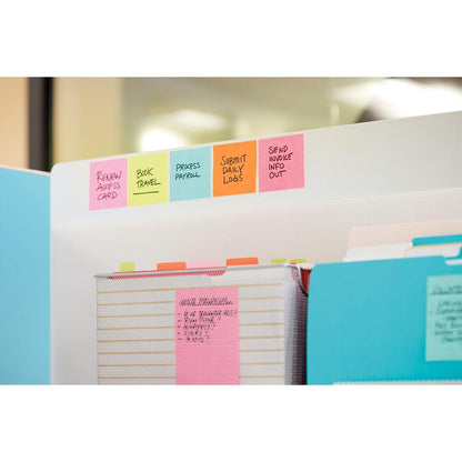 Five Post-it® Super Sticky Notes (76 mm x 127 mm, 90 sheets/block, 100% PEFC) from 3M Deutschland GmbH show office tasks like checking access cards and processing payrolls on a white separator sheet over folders and a pinboard.