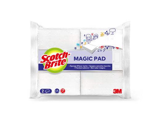 Abgebildet ist eine Packung Scotch-Brite® Magic Pad der 3M Deutschland GmbH mit einer überwiegend weißen Verpackung und einem lila Etikett. Die Packung enthält zwei Pads, ist mit dem Scotch-Brite-Logo versehen und zeigt Text in mehreren Sprachen.