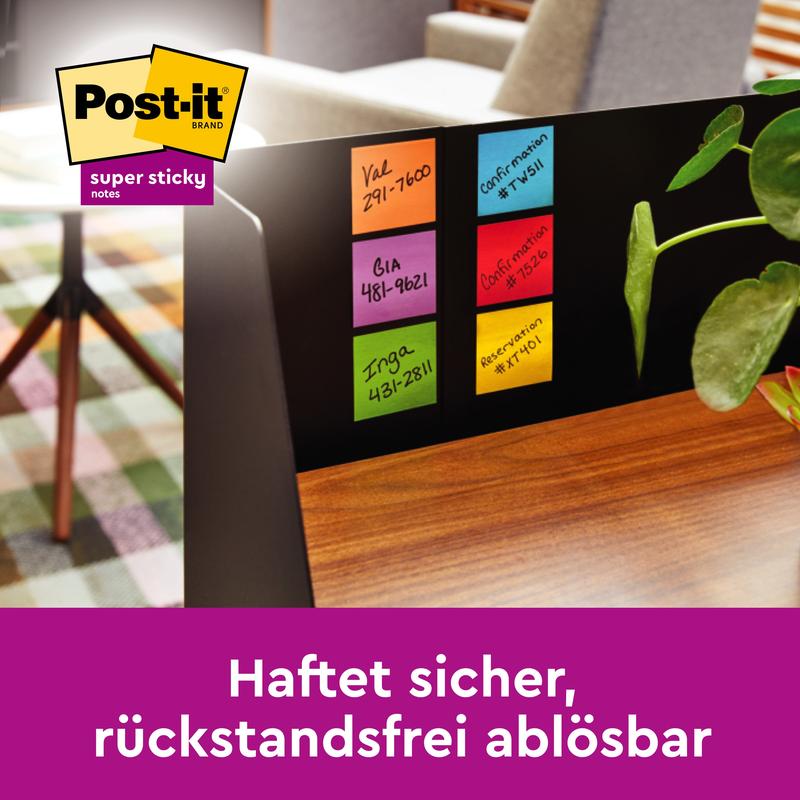 A computer monitor shows six colorful 3M Post-it® Super Sticky Notes (76x127mm, 90 sheets, 100% PEFC) with handwritten names and numbers. A plant and office furniture are visible in the background. A German text appears below.
