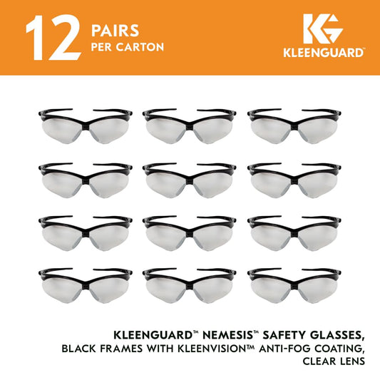 Ein Satz von zwölf schwarz gerahmten Kimberly-Clark KleenGuard® V30 Nemesis™ Schutzbrillen mit beschlagfreier Beschichtung und transparenten Gläsern wird unter einem Etikett gezeigt: "1 Karton x 12 Gläser.