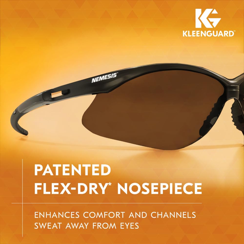 Eine Nahaufnahme der KleenGuard® V30 Nemesis™ Schutzbrille - Smoke Spiegel von Kimberly-Clark GmbH zeigt den patentierten Flex-Dry-Nasensteg, den UV-Schutz, den verbesserten Komfort und die kratzfesten Gläser für dauerhafte Klarheit auf orangefarbenem Hintergrund.