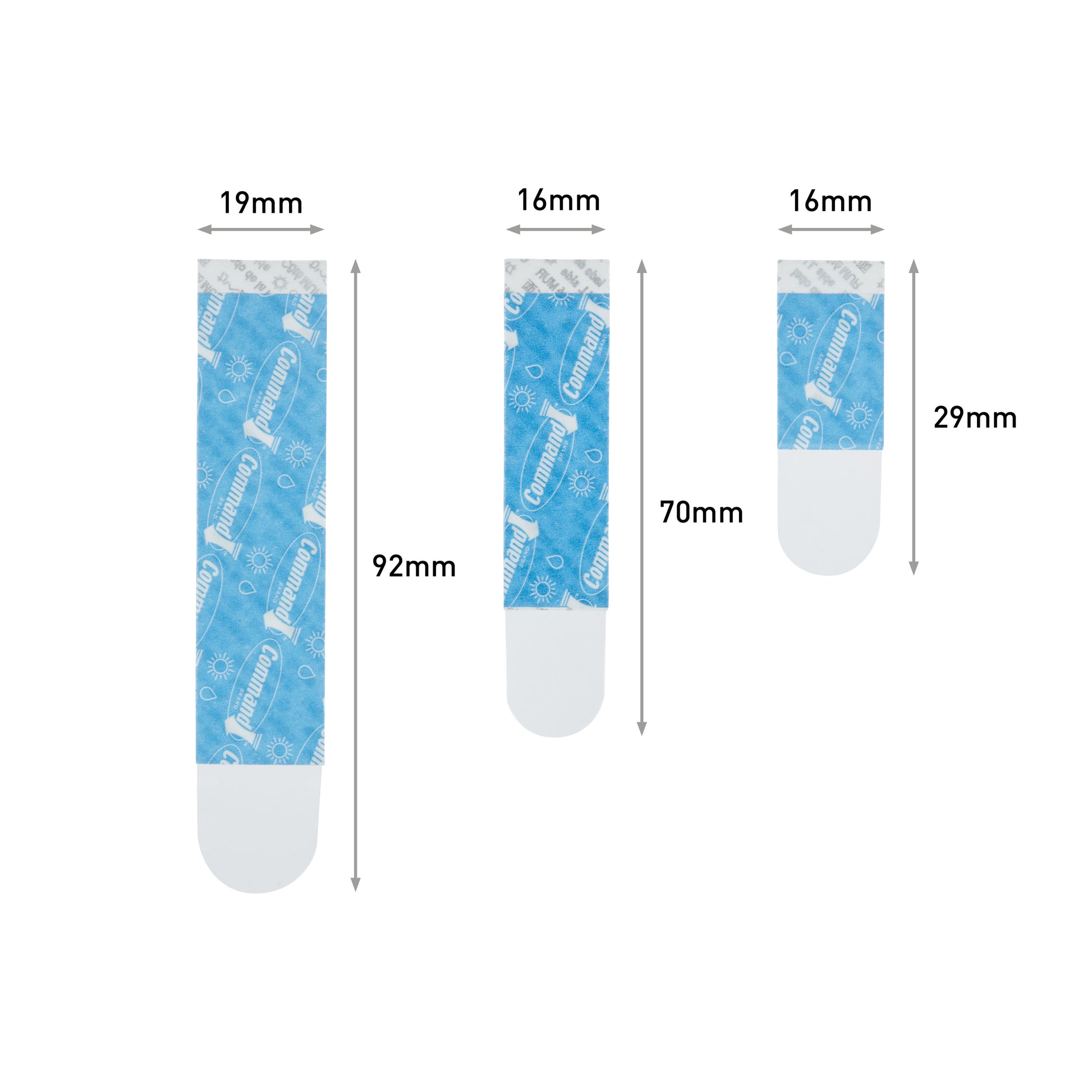 Drei transparente Command™ Strips der 3M Deutschland GmbH sind in den Größen 19×92mm, 16×70mm und 16×29mm abgebildet. Sie werden in einer blauen Verpackung mit weißem Text und Symbolen geliefert. Produkt: Multipack Command™ Strips, 17200CLR.
