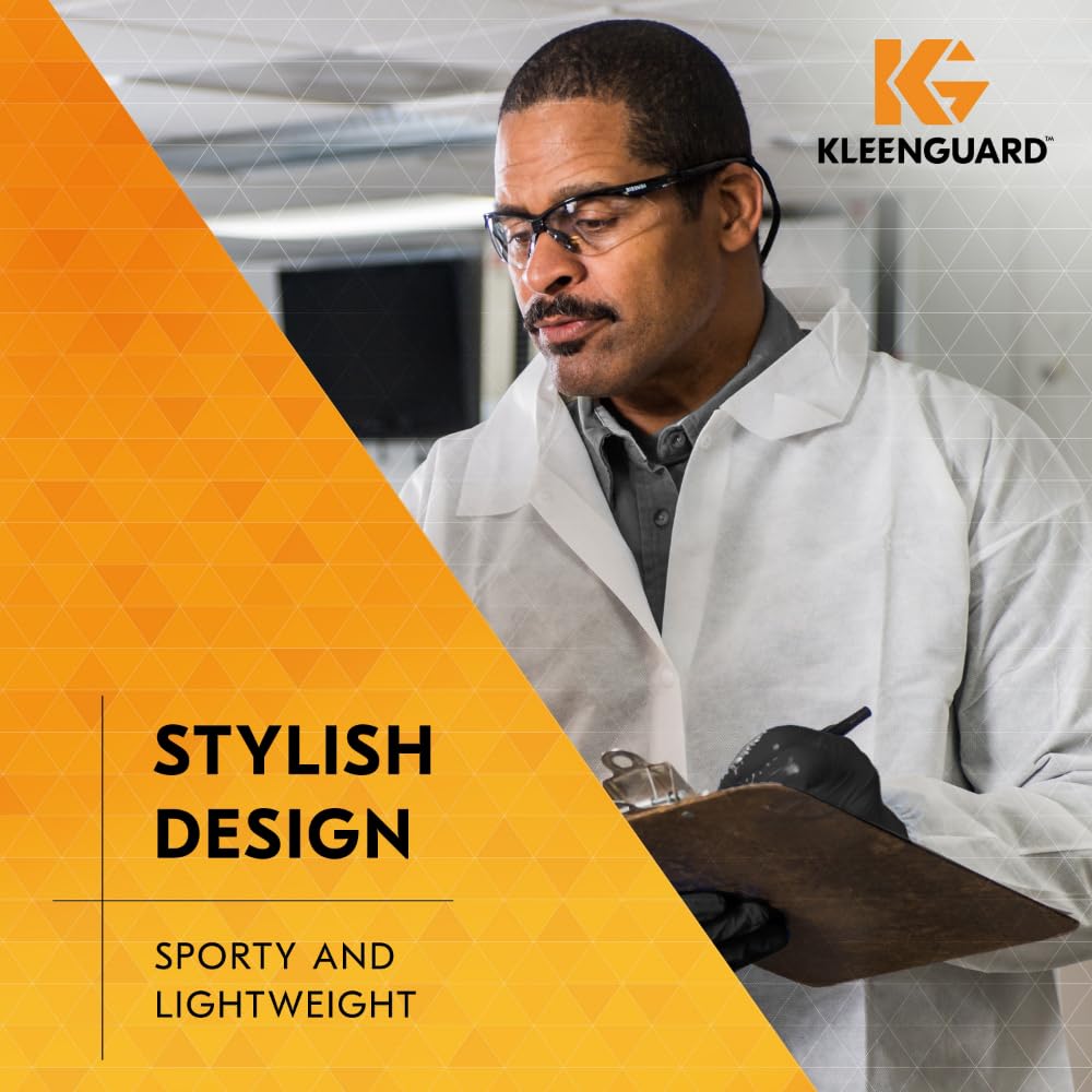 Ein Mann in Schutzkleidung hält ein Klemmbrett. Abgebildet ist die Kimberly-Clark GmbH KleenGuard® V30 Nemesis™ Schutzbrille - sportlich, stylisch, leicht mit Beschlagfrei-Beschichtung. Text: "Stylish Design. Sportliche und leichte Schutzbrille.