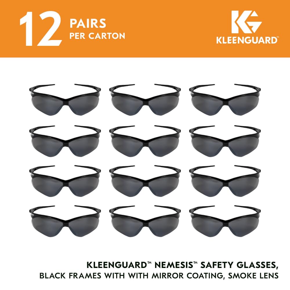 Ein Karton (12 Paar) der Kimberly-Clark GmbH KleenGuard® V30 Nemesis™ Schutzbrille - Smoke Spiegel sind ordentlich verpackt und bieten kratzfeste Gläser und UV-Schutz für zuverlässigen Augenschutz.