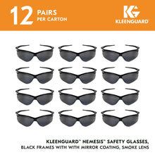 Zwölf Paar Auslaufartikel: KleenGuard® V30 Nemesis™ Schutzbrille - Smoke Spiegel von Kimberly-Clark GmbH sind in einem Raster angeordnet, mit "12 Paar pro Karton" und den unten aufgeführten Produktdetails.