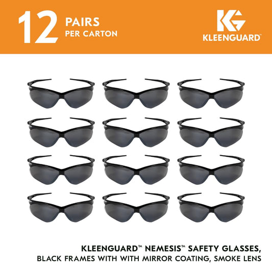 Ein Karton (12 Paar) der Kimberly-Clark GmbH KleenGuard® V30 Nemesis™ Schutzbrille - Smoke Spiegel sind ordentlich verpackt und bieten kratzfeste Gläser und UV-Schutz für zuverlässigen Augenschutz.