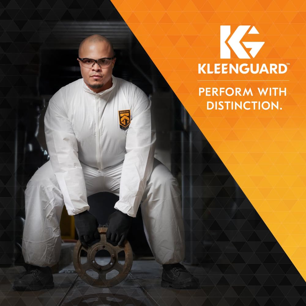 Eine Person, die Kimberly-Clark GmbH KleenGuard® V30 Nemesis™ Schutzbrille - Smoke Spiegel, schwarze Handschuhe und einen weißen Overall trägt, hockt und hält einen Metallgegenstand. Das KleenGuard-Logo und "Perform with Distinction" erscheinen auf einem orangefarbenen geometrischen Hintergrund.