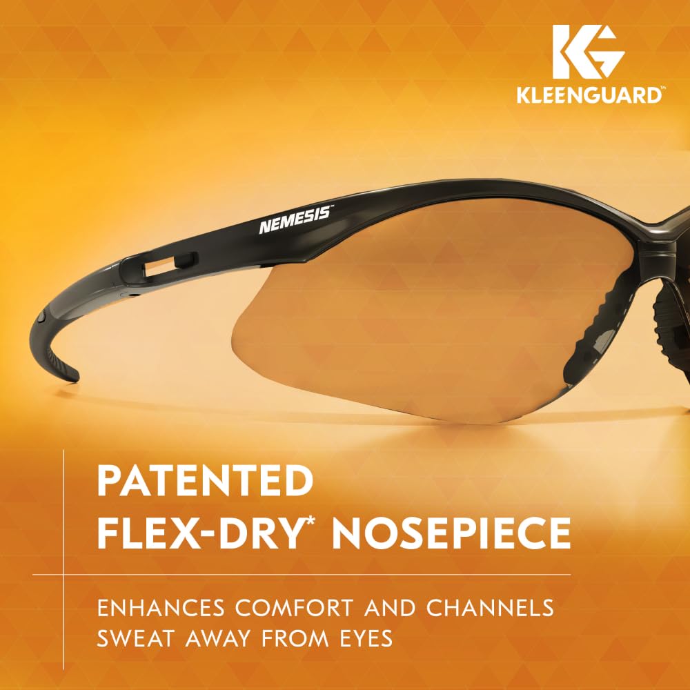 Eine Nahaufnahme der KleenGuard® V30 Nemesis™ Schutzbrille der Kimberly-Clark GmbH zeigt das patentierte Flex-Dry-Nasenstück für Komfort und Schweißkontrolle sowie die Beschlagfrei-Beschichtung. Der Hintergrund ist mit einem orangefarbenen Farbverlauf versehen. Box enthält 12 Gläser.